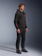 Alpinestars Chrome Air Sport Hoodie, Nero Rosso Fluo, giacca da guida urbana in pile tecnico, indossata con pantaloni neri e stivali da moto, con pannelli di ventilazione in mesh e loghi rossi fluorescenti sul petto e sulla manica.