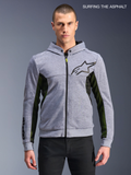 Alpinestars Felpa Chrome Air Sport, felpa da moto urbana da uomo in grigio melange e nero, vista frontale su un modello che mostra i pannelli in mesh traspirante e il logo sul petto