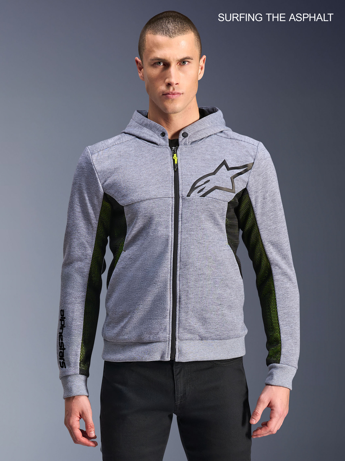 Alpinestars Felpa Chrome Air Sport, felpa da moto urbana da uomo in grigio melange e nero, vista frontale su un modello che mostra i pannelli in mesh traspirante e il logo sul petto