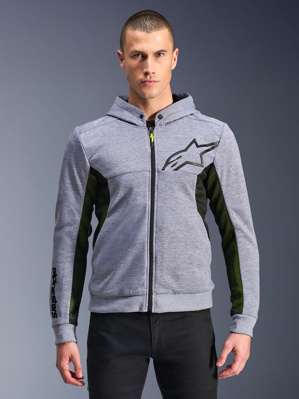Alpinestars Chrome Air Sport Hoodie, grigio melange e nero, felpa da moto urbana con zip integrale, logo a stella nero, evidenti pannelli laterali in rete nera e gialla, abbigliamento streetwear casual ispirato al motorsport