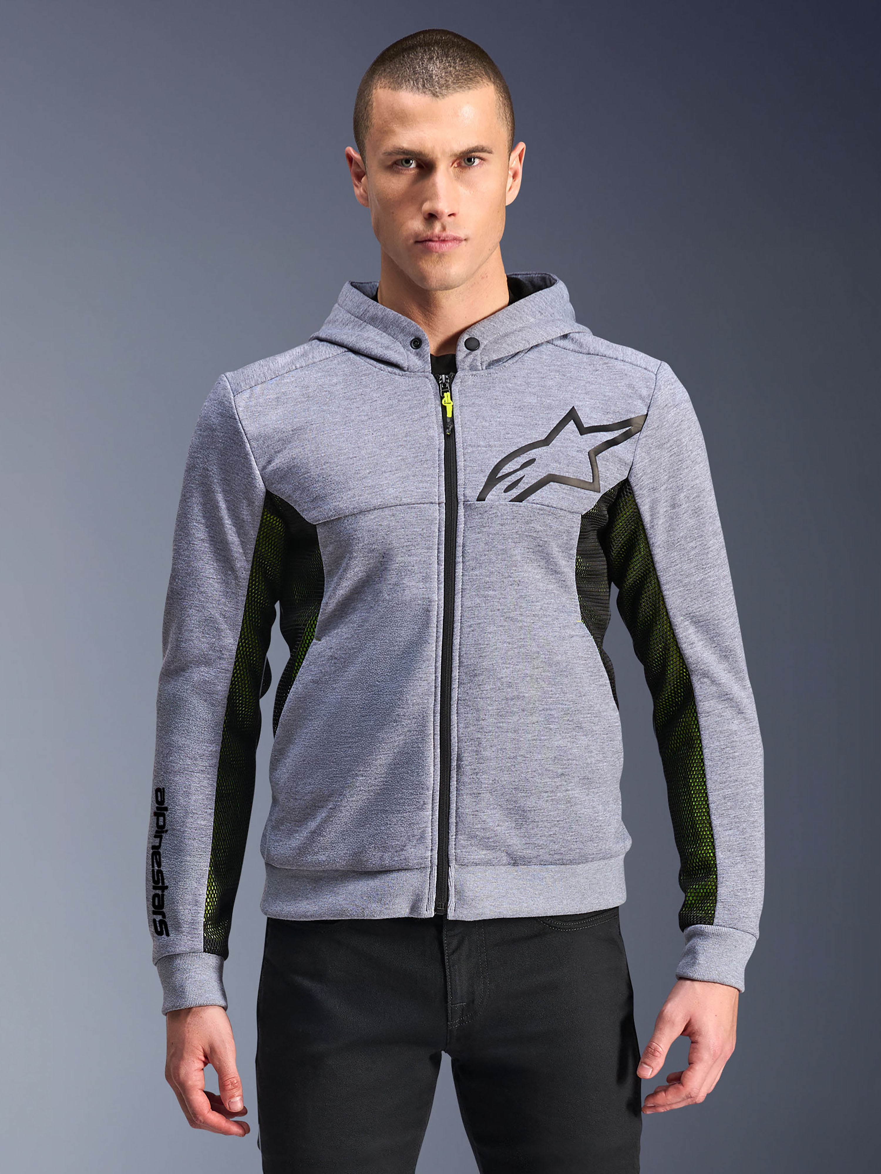 Alpinestars Chrome Air Sport Hoodie, grigio melange e nero, felpa da moto urbana con zip integrale, logo a stella nero, evidenti pannelli laterali in rete nera e gialla, abbigliamento streetwear casual ispirato al motorsport
