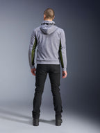 Alpinestars Chrome Air Sport Hoodie, Grigio Heather Nero, vista posteriore della felpa da moto con pannelli in mesh verde ad alto flusso sui lati e sulle maniche, costruzione in pile tecnico con marchio Alpinestars sul cappuccio, indossata con pantaloni neri