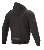 Alpinestars Sektor Tech V2 Hoodie, giacca da moto nera, vista posteriore che mostra il guscio in tessuto antivento, marchio Alpinestars riflettente sull'orlo inferiore, inserti tridimensionali sulle spalle e design urbano tecnico.