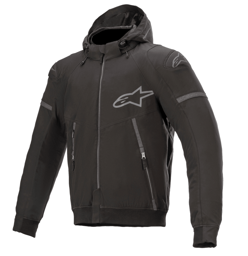 Alpinestars Sektor Tech V2 Hoodie, giacca da moto con cappuccio, nero con dettagli grigi, zip frontale, due tasche con zip, logo Alpinestars grigio sul petto e sulla spalla, design urban contemporary con dettagli riflettenti