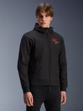 Alpinestars MM93 Radium Tech Hoodie, giacca da moto urbana nera con zip, numero 93 rosso e logo Alpinestars bianco sul petto, indossata da un modello con pantaloni neri, dotata di cappuccio rimovibile con cordini rossi e branding sulla manica, design casual ispirato al motorsport