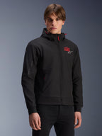 Alpinestars MM93 Radium Tech Hoodie, giacca da moto urbana nera con zip, numero 93 rosso e logo Alpinestars bianco sul petto, indossata da un modello con pantaloni neri, dotata di cappuccio rimovibile con cordini rossi e branding sulla manica, design casual ispirato al motorsport