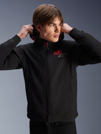 Alpinestars MM93 Radium Tech Hoodie, giacca da moto urban, nera con loghi rossi e argento, indossata da un modello, con cerniera integrale e polsini a coste, abbigliamento motorsport casual lifestyle