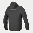 Giacca Alpinestars Domino Tech, nero, vista posteriore che mostra il cappuccio fisso e il logo grigio sulla parte superiore della schiena, felpa tecnica da moto in softshell per la guida urbana