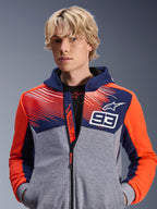 Alpinestars MM93 Chrome V2 Sport Hoodie, felpa da moto urban, blu navy e grigio melange con accenti rosso fluo, con marchio Marc Marquez 93 e logo Alpinestars, design con zip intera, abbigliamento lifestyle casual per motociclisti