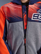 Alpinestars MM93 Chrome V2 Sport Hoodie, primo piano del petto e del colletto, pile tecnico blu navy e grigio melange con grafiche rosso fluo, logo 93 bianco e branding Alpinestars Protects sulla patta interna della cerniera, abbigliamento da moto Tech-Air Ready