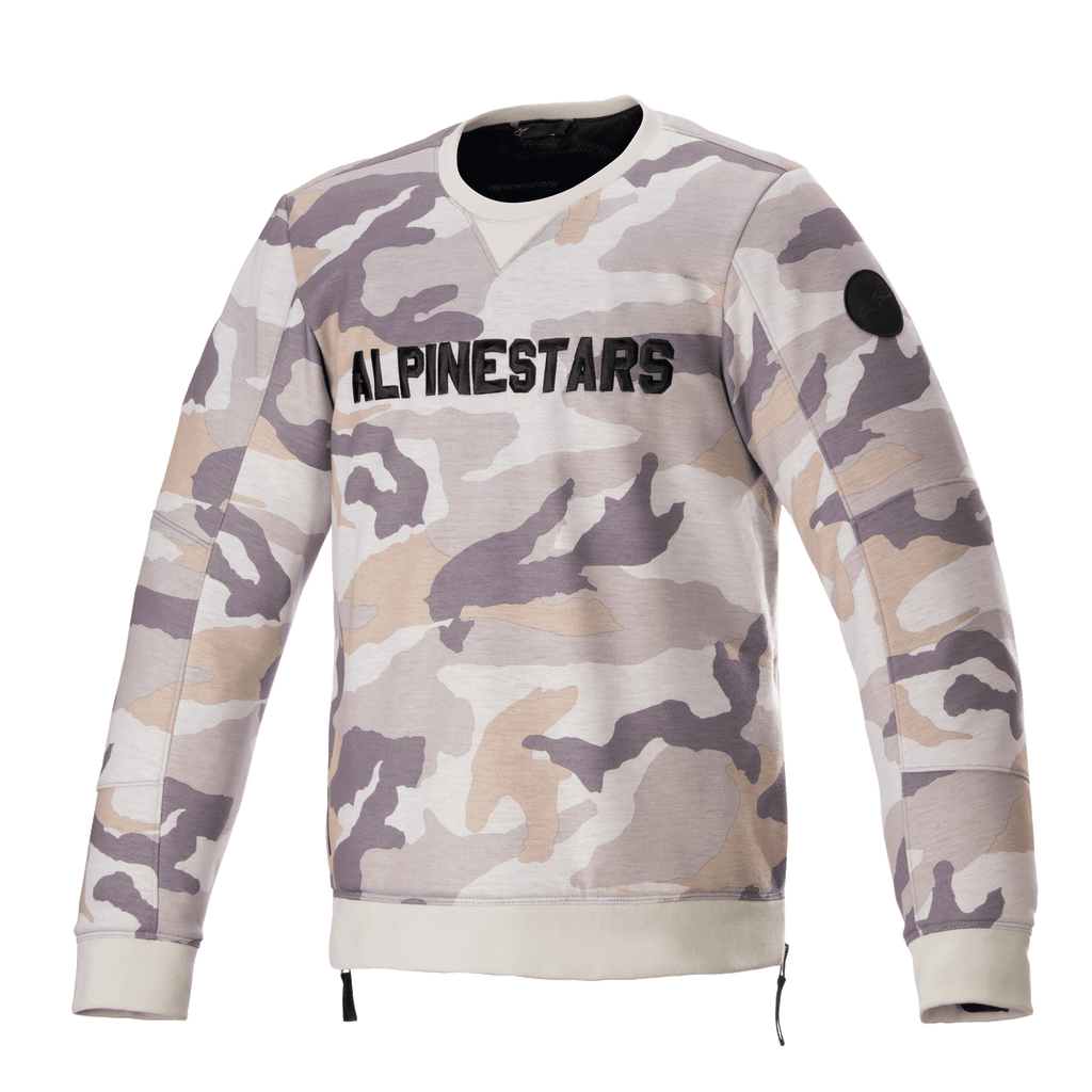 Alpinestars Legit Crew Fleece, pullover da moto, mimetico grigio chiaro, vistoso logo ALPINESTARS nero sul petto, patch circolare nera sulla manica, polsini e orlo a coste, abbigliamento casual per guida urbana