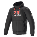 Alpinestars FQ20 Chrome Ignition Monster Hoodie, felpa da moto nera con zip, logo '20' rosso e bianco sul petto, scritta Alpinestars, cordoncini rossi, logo bianco sulla spalla, artiglio Monster Energy sulla manica, abbigliamento protettivo per la guida urbana