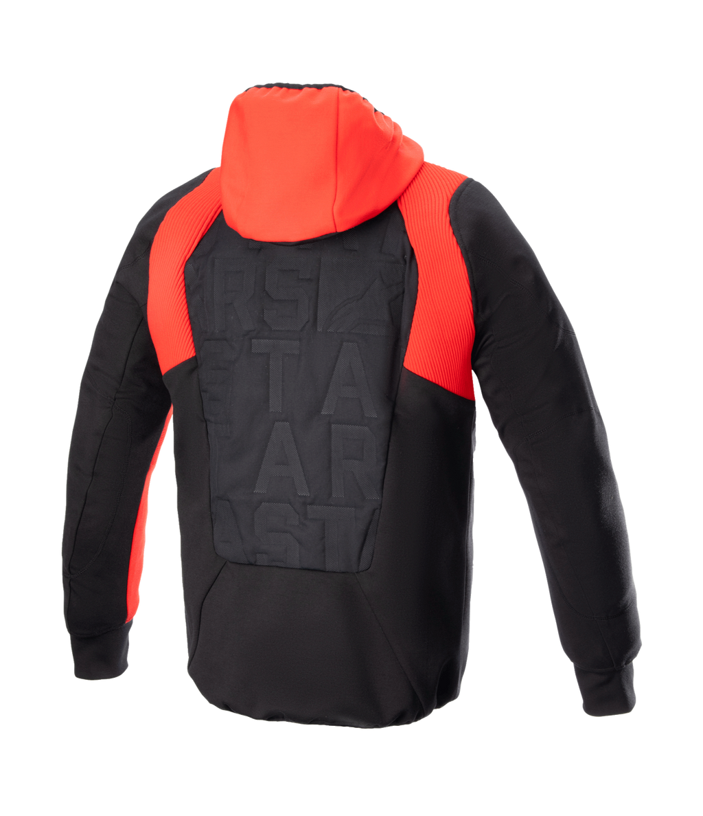 Giacca con cappuccio Alpinestars MO.ST.EQ Hybrid, vista posteriore, nero e rosso Flame Red, con cappuccio rosso acceso e dettagli a coste sulle spalle, pannello posteriore imbottito senza cuciture con branding tono su tono, felpa protettiva da moto urbana
