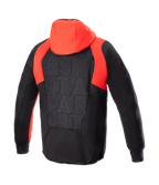 Giacca con cappuccio Alpinestars MO.ST.EQ Hybrid, vista posteriore, nero e rosso Flame Red, con cappuccio rosso acceso e dettagli a coste sulle spalle, pannello posteriore imbottito senza cuciture con branding tono su tono, felpa protettiva da moto urbana