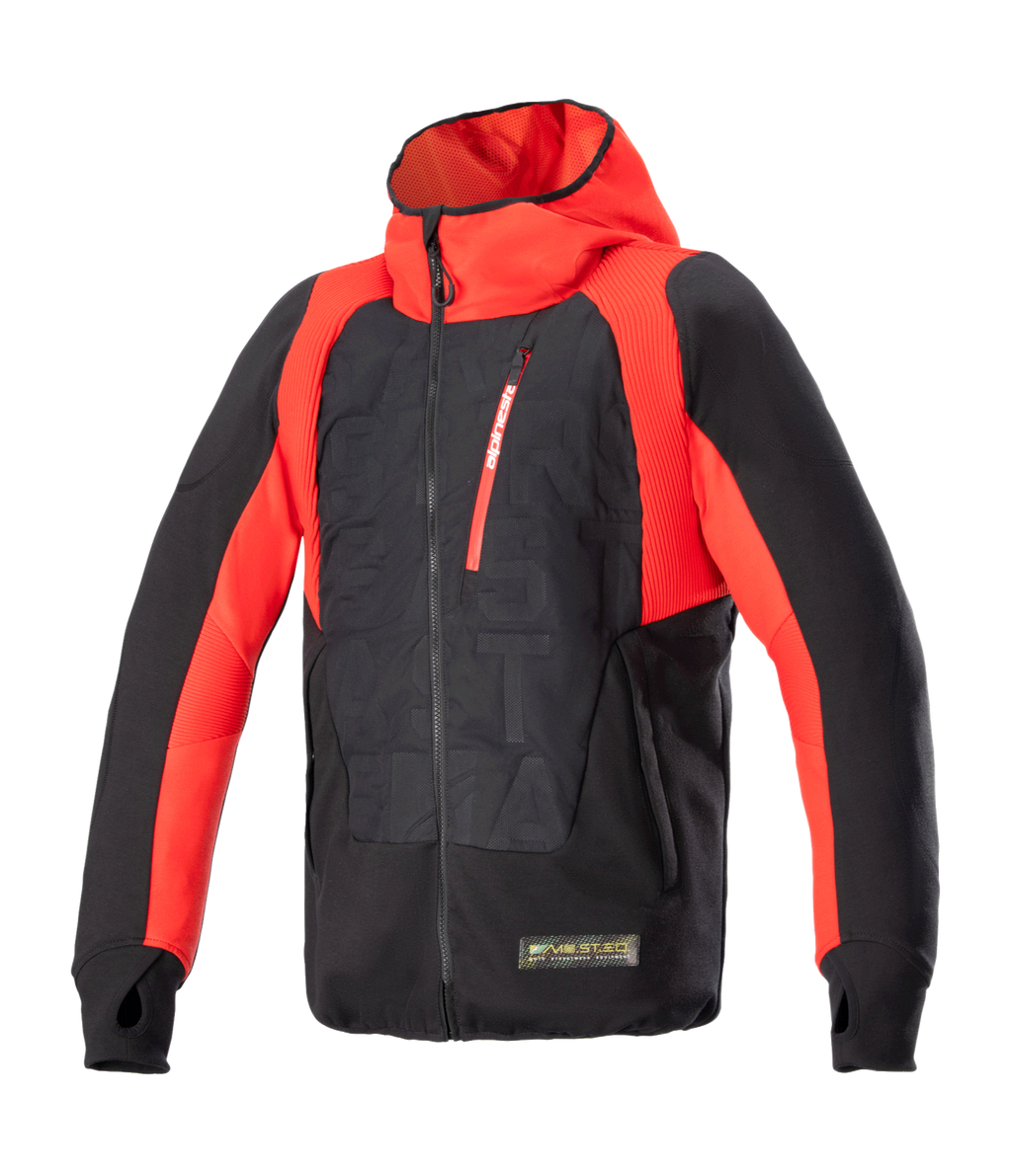 Alpinestars MO.ST.EQ Hybrid Hooded Jacket, nero e rosso flame, felpa tecnica da moto con cappuccio con cerniera frontale angolata, tasca rossa sul petto, motivo a rilievo sul busto e passanti per i pollici, che unisce lo streetwear urbano a un equipaggiamento protettivo da guida