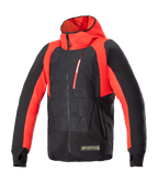 Alpinestars MO.ST.EQ Hybrid Hooded Jacket, nero e rosso flame, felpa tecnica da moto con cappuccio con cerniera frontale angolata, tasca rossa sul petto, motivo a rilievo sul busto e passanti per i pollici, che unisce lo streetwear urbano a un equipaggiamento protettivo da guida