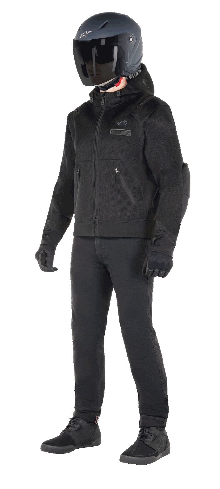 Felpa con cappuccio Alpinestars Moflow Air Tech, felpa da moto urban, Nero Nero, indossata da un pilota con casco nero opaco, guanti neri e pantaloni da guida, caratterizzata da una costruzione interamente in mesh per la circolazione dell'aria, tasche con zip e loghi discreti sul petto, design casual ed elegante per la guida su strada con clima caldo.