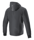 Felpa con cappuccio Alpinestars Radium Tech, giacca da moto, nero, vista posteriore con logo ALPIN verticale sul cappuccio, costruzione in tech shell 3L antivento, polsini elasticizzati a costine, stile urbano contemporaneo