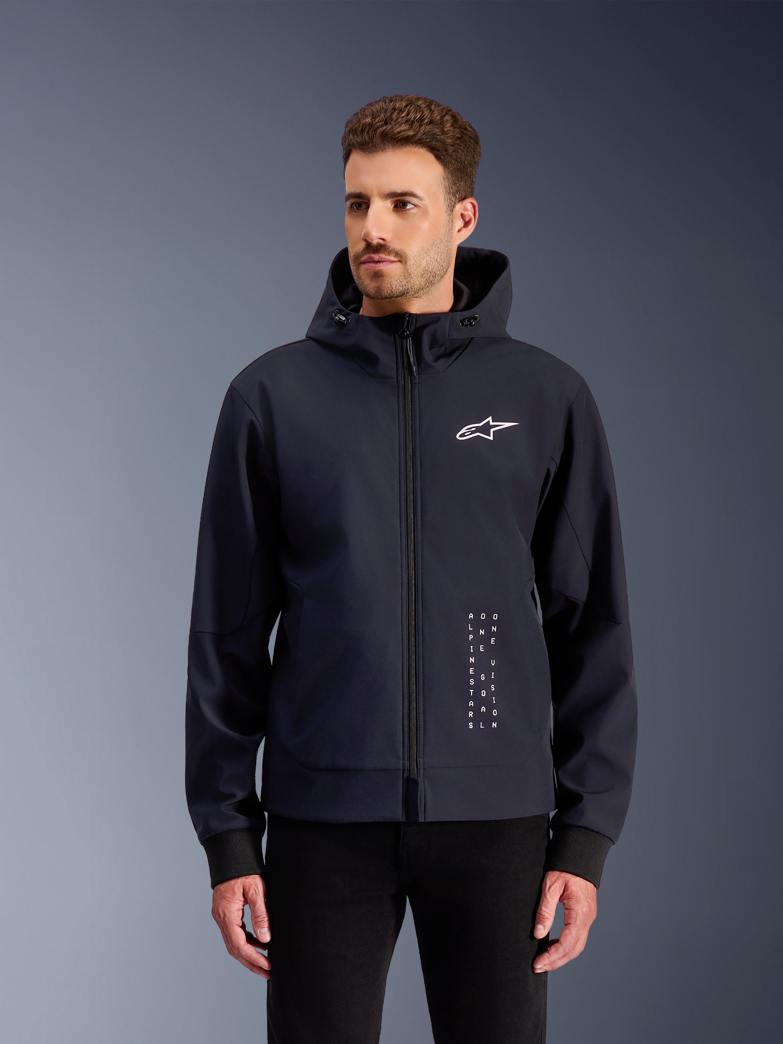 Alpinestars felpa con cappuccio Radium Tech, giacca da moto urbana frangivento da uomo, nera e bianca, guscio 3L tech leggero, indossata da un modello.