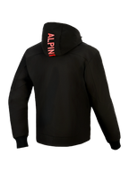 Alpinestars Radium Tech Hoodie, vista posteriore, nero con rosso brillante, caratterizzata da marchio Alpinestars verticale sul cappuccio, guscio tecnico antivento a 3 strati, polsini elasticizzati a coste e vestibilità atletica urbana.