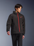 Alpinestars Radium Tech Hoodie, giacca da moto urbana, nero con zip rosso vivace, logo Alpinestars rosso sul petto e scritte rosse laterali, guscio tecnico antivento con cappuccio e polsini a coste, stile street moderno per motociclisti