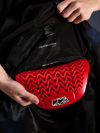 Dettaglio interno della felpa Alpinestars Radium Tech Hoodie, paraschiena rosso Nucleon Plasma inserito nella tasca dedicata, fodera in mesh nera con scritta 'READY FOR | Back Protector', design a nido d'ape ondulato, caratteristiche protettive per giacca da moto urbana tecnica