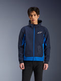 Alpinestars Radium Tech Hoodie, giacca da moto urbana, Night Navy e Royal Blue, con zip frontale, logo bianco sul petto e branding verticale, costruzione in guscio tecnico con vestibilità atletica