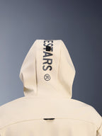 Alpinestars Radium Tech Hoodie in Mastic Aluminum, vista ravvicinata posteriore del cappuccio che mostra il marchio Alpinestars nero in verticale e il sistema ad asola per l'aggancio del cappuccio, dettaglio abbigliamento moto urban