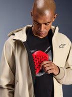 Alpinestars Radium Tech Hoodie in Mastic Aluminum, giacca da moto urbana, modello che mostra la tasca interna per le protezioni con un paratorace Nucleon rosso, guscio tecnico antivento con design casual a felpa con cappuccio e marchio Alpinestars.