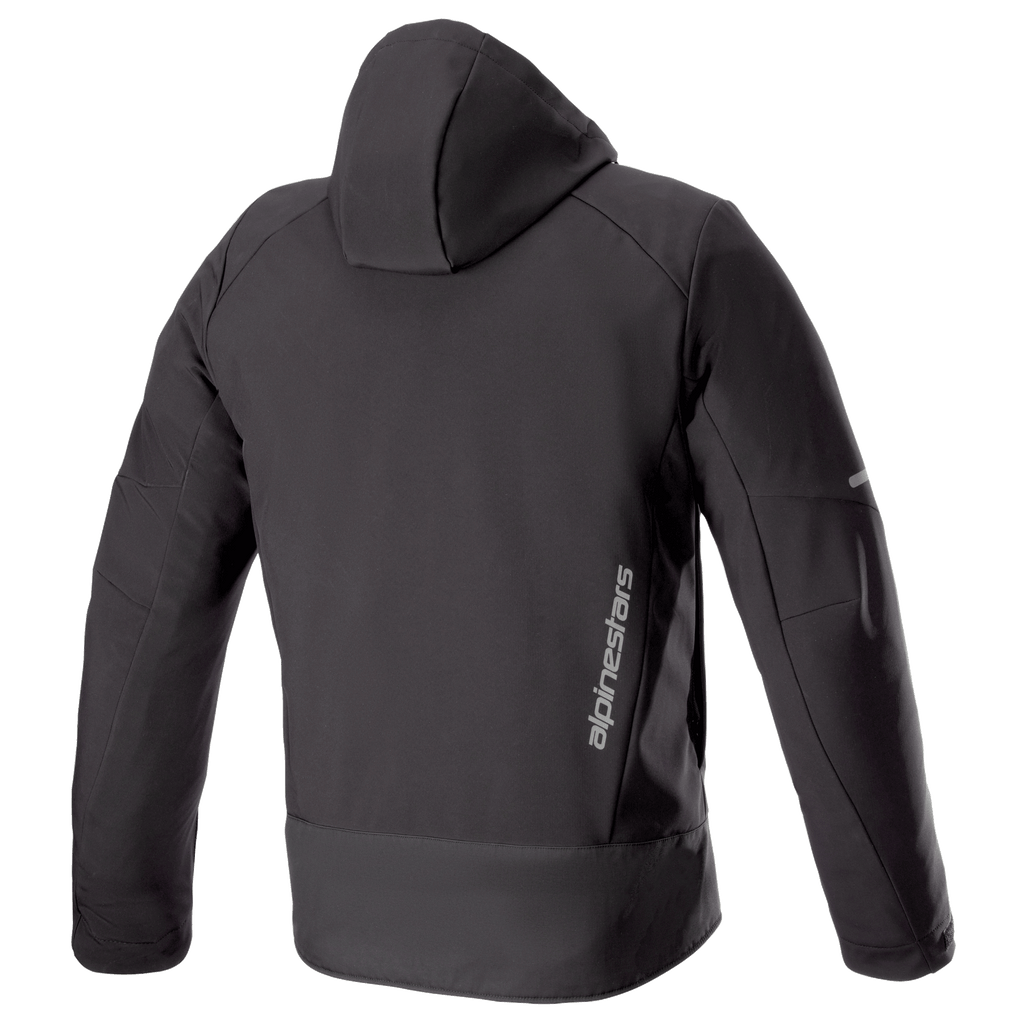 Alpinestars Neo Waterproof Hoodie, giacca tecnica da moto urbana, nero, vista posteriore con cappuccio staccabile, branding Alpinestars verticale argento sulla parte inferiore della schiena e inserti riflettenti sulle maniche