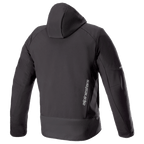 Alpinestars Neo Waterproof Hoodie, giacca tecnica da moto urbana, nero, vista posteriore con cappuccio staccabile, branding Alpinestars verticale argento sulla parte inferiore della schiena e inserti riflettenti sulle maniche