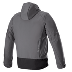 Alpinestars Neo Waterproof Hoodie, giacca tecnica da moto urbana, grigio Tar e nero, vista posteriore con logo Alpinestars verticale, cappuccio staccabile, costruzione in softshell impermeabile con pannello nero sul fondo