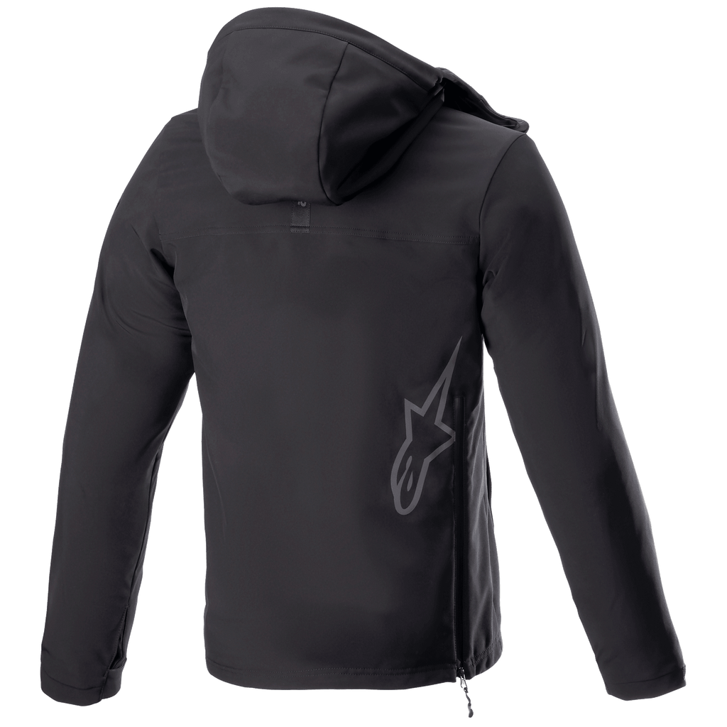 Alpinestars Sherpa Hoodie, giacca felpa da moto urban, Black Reflex, vista posteriore con un grande logo a stella Alpinestars riflettente sulla parte bassa della schiena, chiusura con zip laterale e cappuccio, design in softshell antivento.