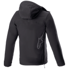 Alpinestars Sherpa Hoodie, giacca felpa da moto urban, Black Reflex, vista posteriore con un grande logo a stella Alpinestars riflettente sulla parte bassa della schiena, chiusura con zip laterale e cappuccio, design in softshell antivento.