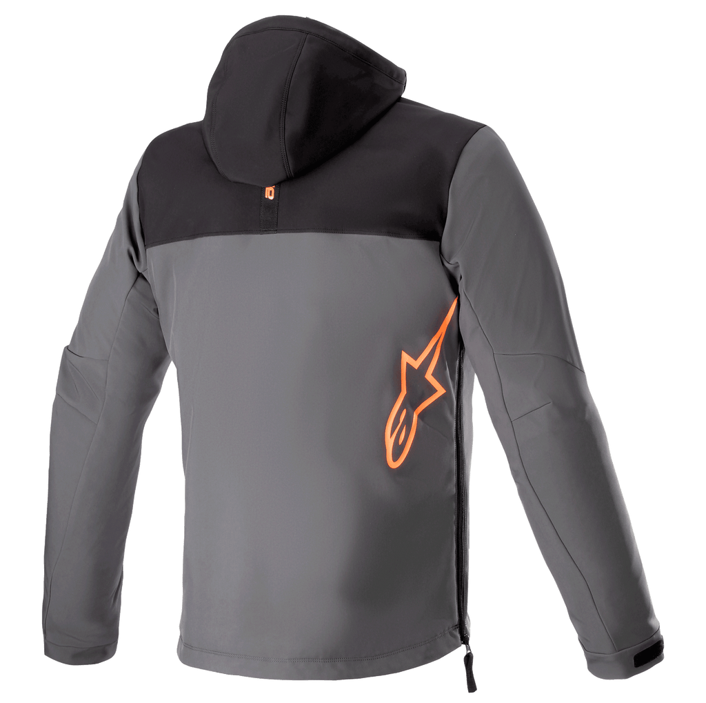 Alpinestars Sherpa Hoodie, vista posteriore, giacca tecnica da moto in nero e grigio, grande logo Alpinestars arancione fluorescente sulla parte inferiore della schiena, apertura laterale con zip, abbigliamento urban riding in softshell