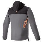 Alpinestars Sherpa Hoodie, vista posteriore, giacca tecnica da moto in nero e grigio, grande logo Alpinestars arancione fluorescente sulla parte inferiore della schiena, apertura laterale con zip, abbigliamento urban riding in softshell