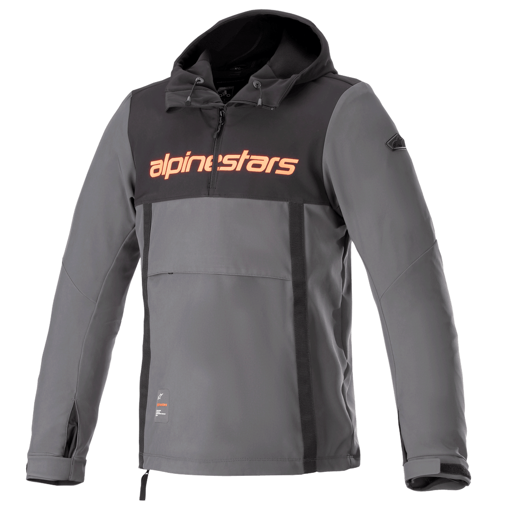 Alpinestars Sherpa Hoodie, giacca tecnica da moto urbana, grigia con pannello nero sul petto e logo arancione, stile anorak con tasca frontale a marsupio e polsini regolabili, design softshell antivento