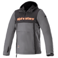 Alpinestars Sherpa Hoodie, giacca tecnica da moto urbana, grigia con pannello nero sul petto e logo arancione, stile anorak con tasca frontale a marsupio e polsini regolabili, design softshell antivento