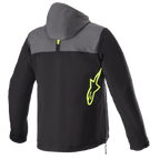 Alpinestars Sherpa Hoodie, vista posteriore, Grigio Tar e nero con accenti giallo fluo, logo a stella giallo neon sul lato, giacca da moto in softshell con cappuccio, dettaglio zip laterale, abbigliamento per il pendolarismo urbano