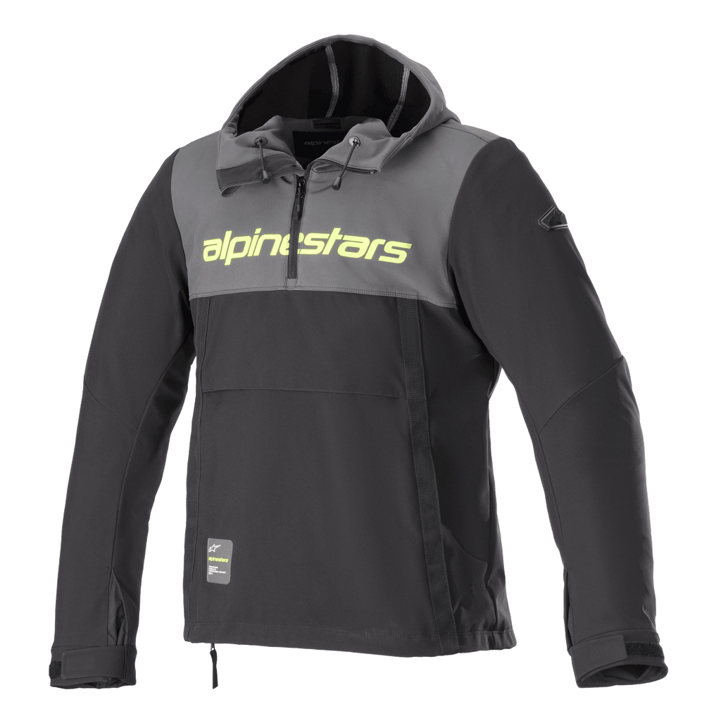 Alpinestars Sherpa Hoodie, felpa tecnica da moto, grigio catrame e nero, logo giallo fluo sul petto, stile anorak con cappuccio e mezza zip, giacca softshell per guida urbana