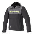 Alpinestars Sherpa Hoodie, felpa tecnica da moto, grigio catrame e nero, logo giallo fluo sul petto, stile anorak con cappuccio e mezza zip, giacca softshell per guida urbana