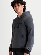 Alpinestars Felpa Con Cappuccio Ageless, felpa da moto urbana da uomo in grigio asfalto melange con tasca a marsupio frontale e cappuccio fisso, indossata da un modello