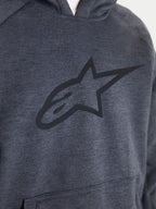 Alpinestars Felpa Con Cappuccio Ageless, felpa da moto urbana da uomo, grigio asfalto melange, vista in primo piano che evidenzia il torace anteriore con grande logo Alpinestars tonale e tasca a marsupio