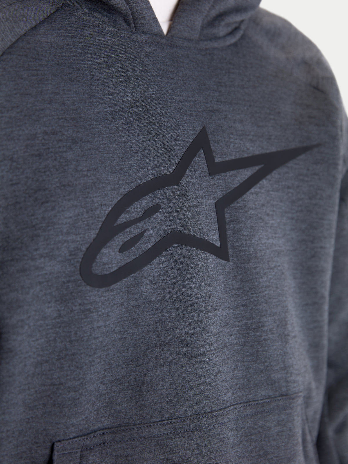 Alpinestars Felpa Con Cappuccio Ageless, felpa da moto urbana da uomo, grigio asfalto melange, vista in primo piano che evidenzia il torace anteriore con grande logo Alpinestars tonale e tasca a marsupio