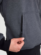 Alpinestars Felpa Con Cappuccio Ageless, felpa da moto urbana da uomo in grigio asfalto melange, vista ravvicinata che evidenzia la tasca per le mani con zip nascosta sul lato