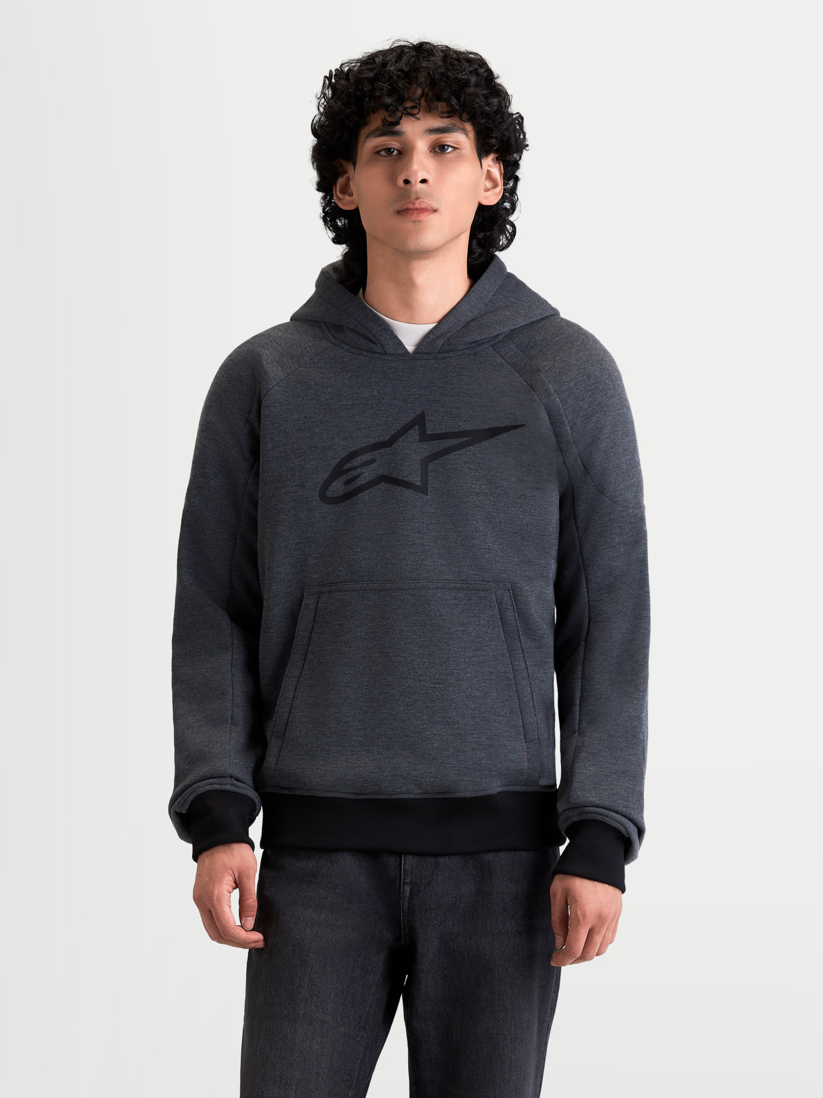 Felpa con cappuccio Alpinestars Ageless, felpa da moto urbana da uomo in grigio asfalto melange, vista frontale di un modello che indossa abbigliamento protettivo casual con protezione Nucleon integrata