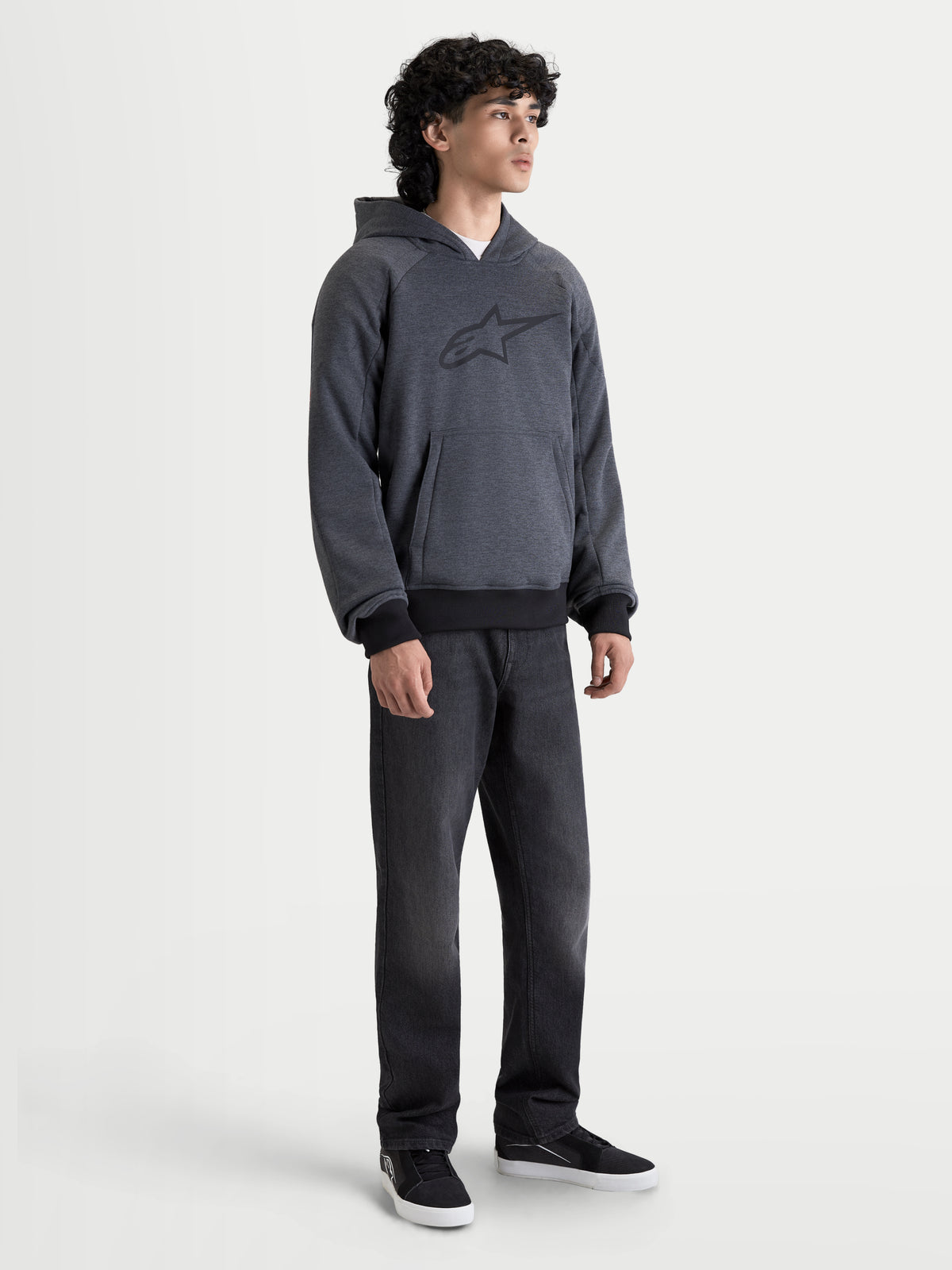 Alpinestars Felpa Con Cappuccio Ageless, felpa da moto urbana da uomo, colore grigio asfalto melange, vista frontale su un modello che indossa abbigliamento da guida casual