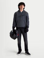 Alpinestars Felpa Con Cappuccio Ageless, felpa da moto urbana da uomo, grigio scuro melange, vista frontale su un modello che indossa guanti da moto neri e tiene un casco