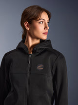 Donna che indossa la felpa Alpinestars Stella Chrome Superairflow Hoodie, nero con logo rame, costruzione in mesh 3D per la massima ventilazione, abbigliamento tecnico da moto progettato per donne, stile urban sport