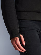 Primo piano della felpa con cappuccio Alpinestars Stella Chrome Superairflow, nera, caratterizzata da tessuto in mesh 3D dettagliato e polsino elasticizzato a coste con asola per il pollice integrata per una vestibilità sicura.